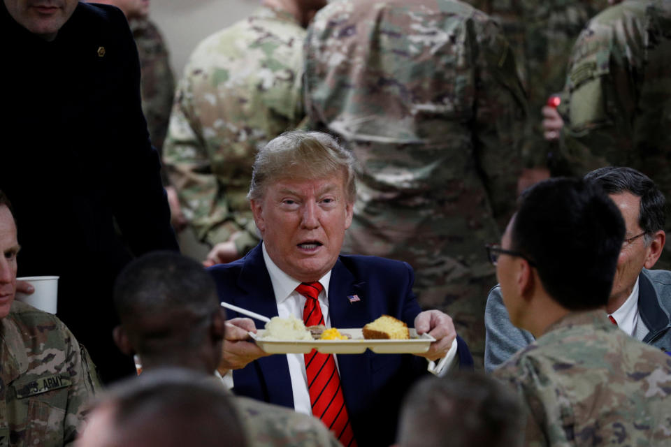 "Ist da etwa Gemüse drin?" scheint Trump hier beim Thanksgiving Dinner mit US-Soldaten zu fragen. (Bild: Reuters/Tom Brenner)