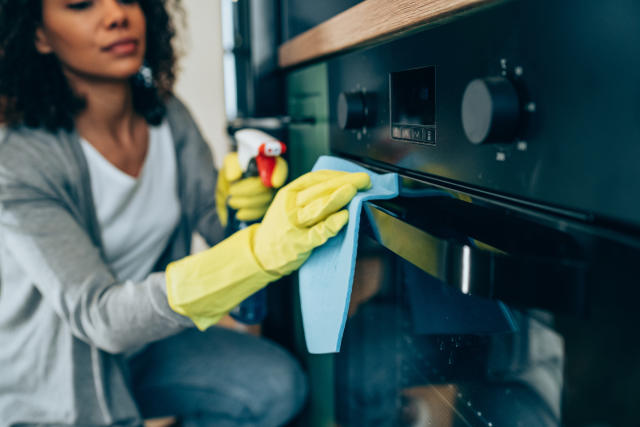 How to Clean an Oven Quickly and Easily