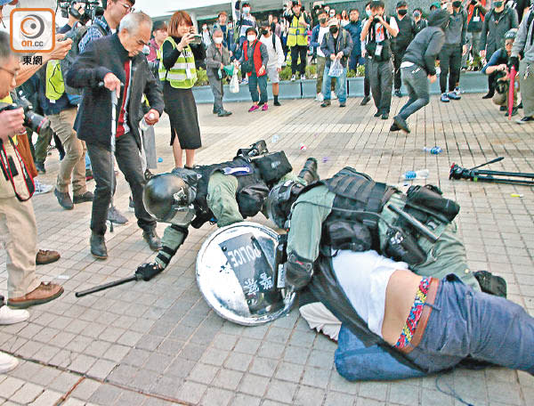 防暴警即場制服反抗人士。（鄭家俊攝）