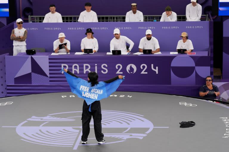 Manizha Talash, del equipo de refugiados de los Juegos Olímpicos París 2024, mostró un capa con una frase en su prueba de breakdance: 