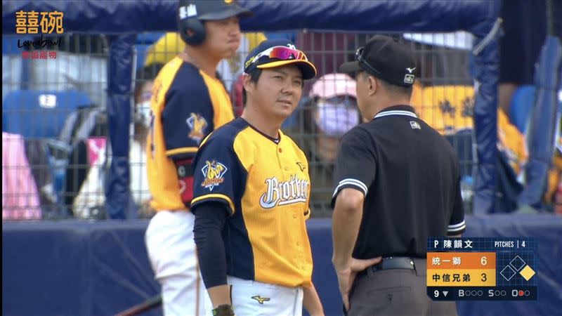 中信兄弟總教練林威助和裁判進行抗議。（圖／翻攝自CPBL TV）