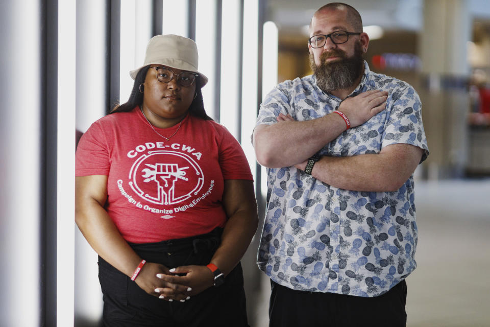 Los compañeros de trabajo Sydney Rhodes, a la izquierda, que lidera un esfuerzo para sindicalizar la tienda de Apple en el centro comercial Cumberland, y Derrick Bowles, quien se puso en contacto con la Communications Workers of America para saber qué haría falta para organizarse, en Atlanta, el 22 de mayo de 2022. (Melissa Golden/The New York Times)