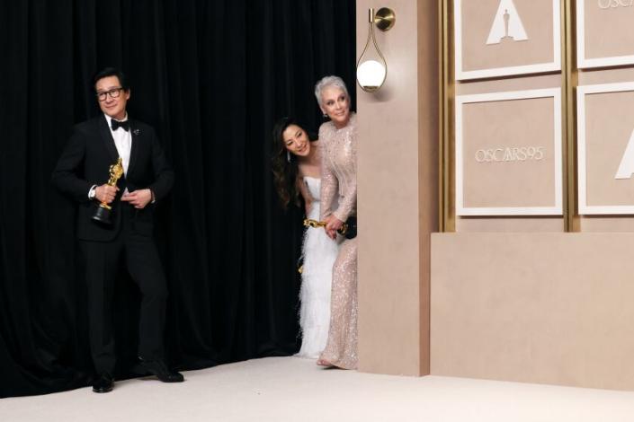 HOLLYWOOD, CA - MARCH 12: Ke Huy Quan, Michelle Yeoh and Jamie Lee Curtis in the Photo Room at the 95th Academy Awards at the Dolby Theatre on March 12, 2023 in Hollywood, California. (Dania Maxwell / Los Angeles Times)