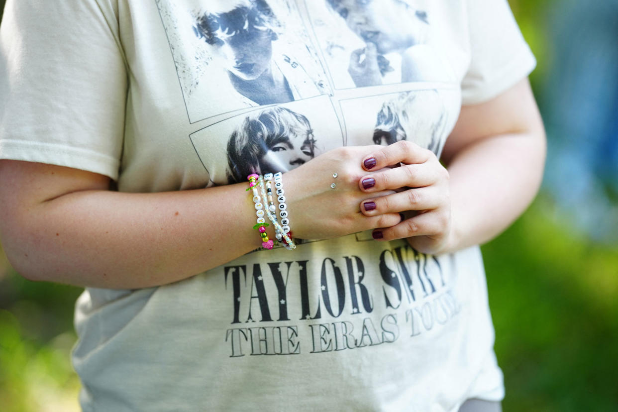 Taylor Swift fan bracelet t-shirt EVA MANHART/APA/AFP via Getty Images