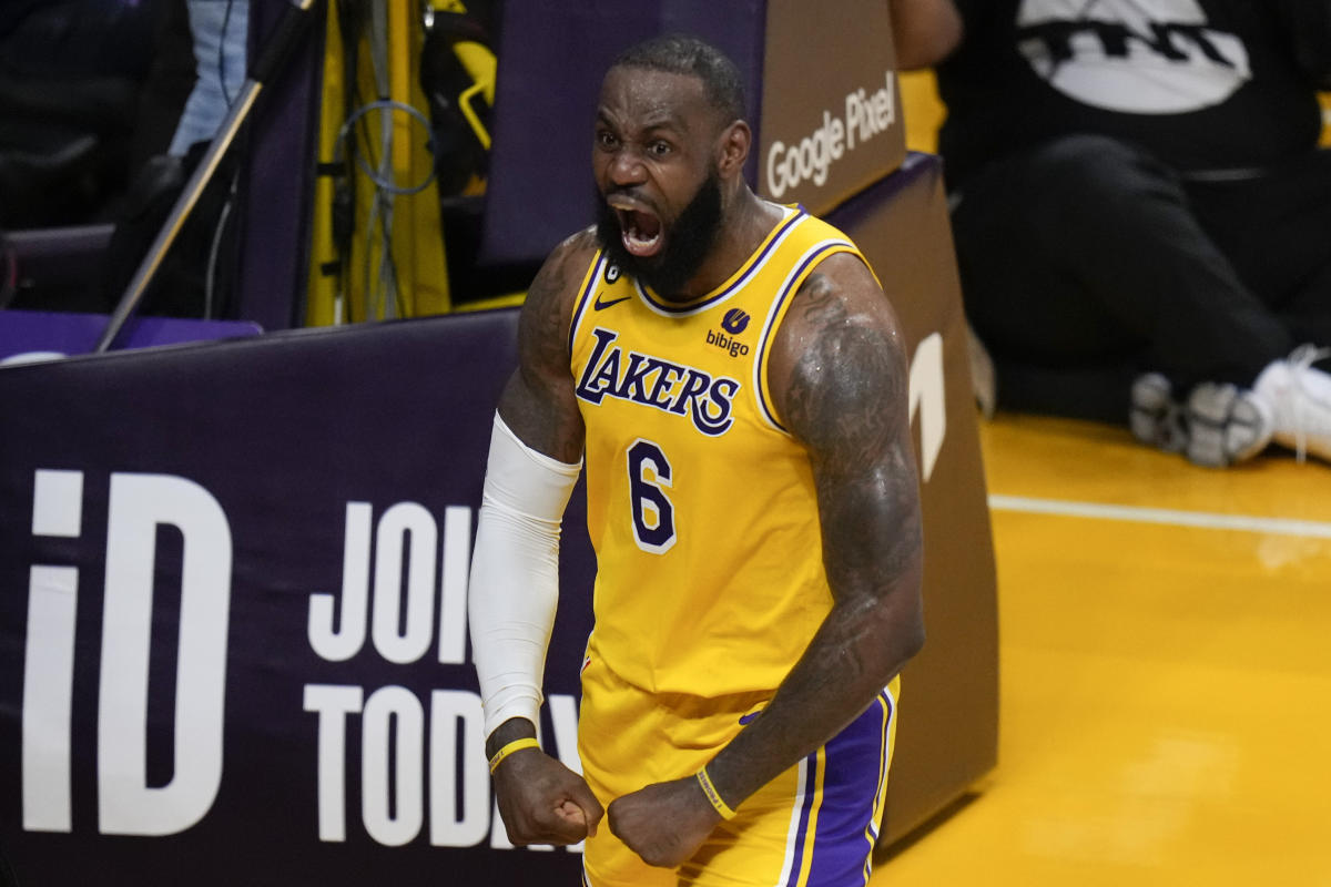 NBA playoffs LeBron James 1-man show, aided by Grizzlies silly decision-making, pushes Lakers to 3-1 lead