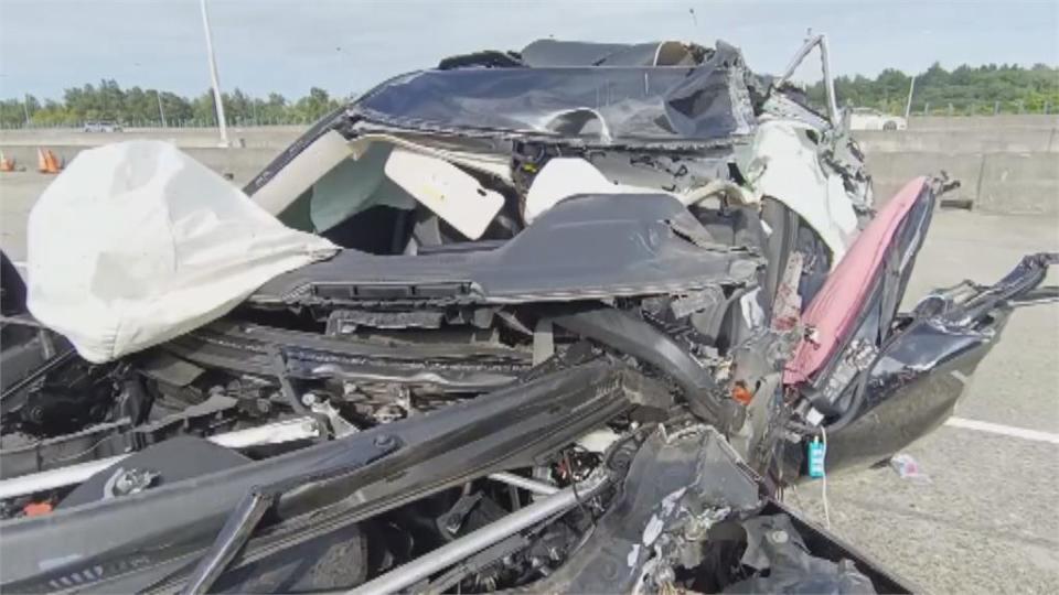 國道連環車禍！聯結車追撞停內線　休旅車高速撞上噴飛路肩