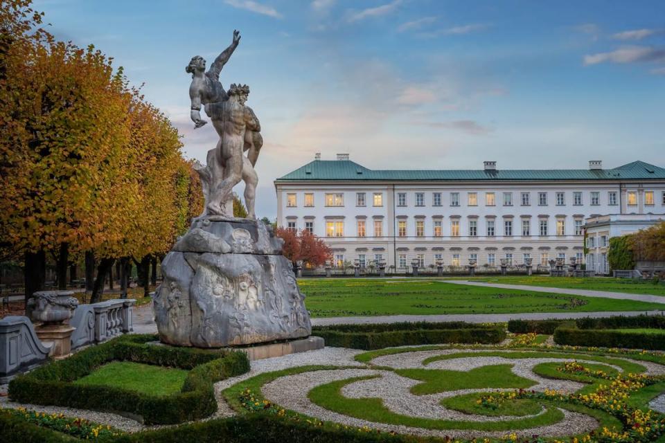 Palacio de Mirabell, y sus jardines, al atardecer, uno de los monumentos más importantes de Salzburgo, en Austria. Foto Civitatis/EFE