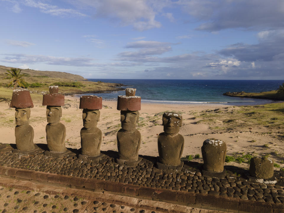 Varios moai se encuentran en la playa de Anakena en Rapa Nui, o Isla de Pascua, Chile, el lunes 28 de noviembre de 2022. Cada estatua monolítica tallada hace siglos por el pueblo rapanui de esta remota isla del Pacífico representa un antepasado. (Foto AP/Esteban Félix)