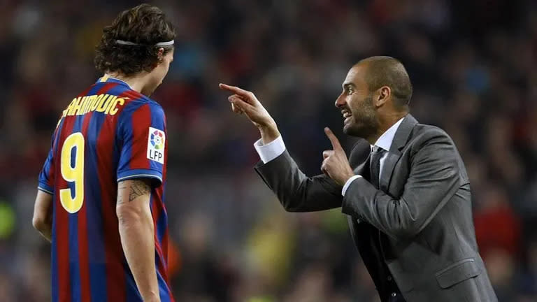 Guardiola le da indicaciones a Ibra; 