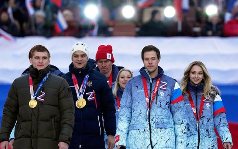 雷諾夫（左二）等8位站台運動員的服裝上都掛有「Z」的字樣。（網上圖片）