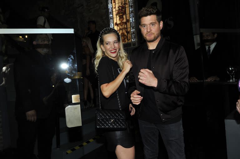 La pareja se mostró súper divertida y bailó durante toda la noche; de hecho, en un momento Luisana Lopilato agarró el micrófono y se animó al karaoke con el hit "Una cerveza" del grupo Ráfaga 