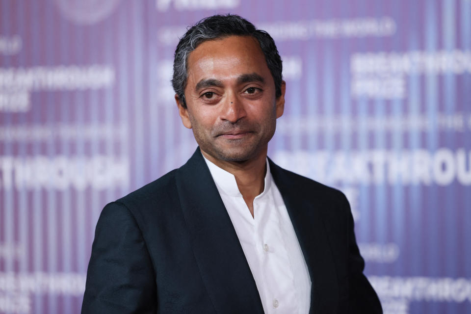 El director ejecutivo canadiense y estadounidense de Social Capital, Chamath Palihapitiya, nacido en Sri Lanka, llega a la décima ceremonia del Premio Breakthrough en el Academy Museum of Motion Pictures de Los Ángeles, California, el 13 de abril de 2024. (Foto de ETIENNE LAURENT/AFP vía Getty Images)