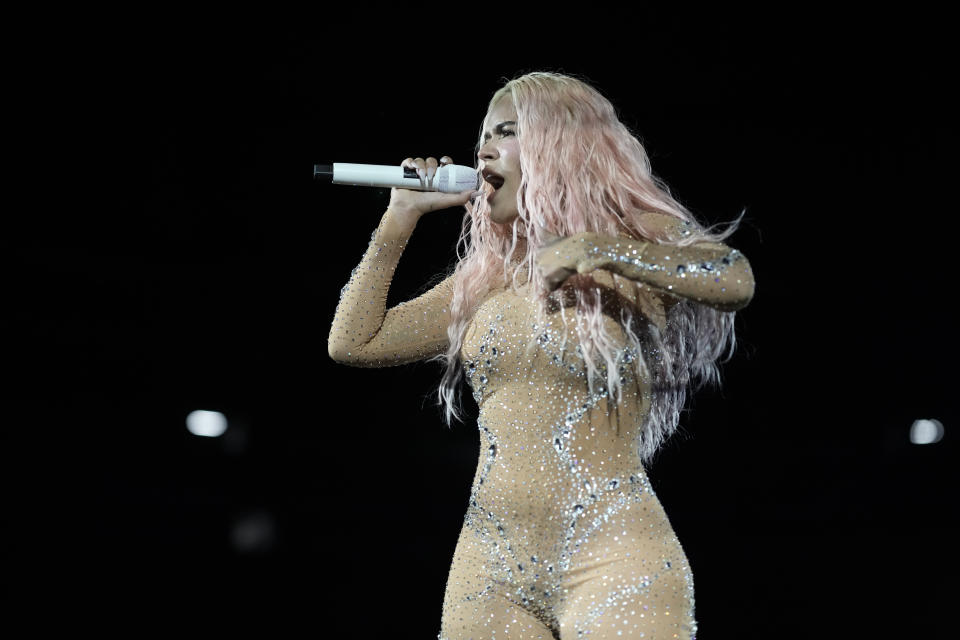 Karol G durante un concierto de su gira "Mañana será bonito" en el Estadio Azteca de la Ciudad de México el jueves 8 de febrero de 2024. (Foto AP/Eduardo Verdugo)