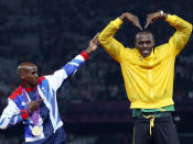 Las celebraciones de éxitos deportivos a veces dan lugar a instantáneas tan simpáticas como esta. El que hace el extraño gesto arqueando los brazos es el jamaicano Usain Bolt tras recibir el oro en la prueba de los 4x100 metros. (REUTERS/Eddie Keogh)