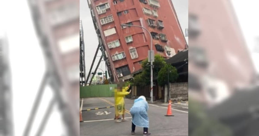 臉書社團「花蓮同鄉會」網友PO出，1名女子將坍塌的天王星大樓當景點笑嘻嘻合照，網友怒炸砲轟。（圖／翻攝臉書社團「花蓮同鄉會」）