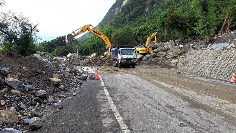 受颱風山陀兒外圍環流影響，蘇花路廊零星落石及土石流，台9線164.5k崇德段土石流覆蓋路面，公路局加緊搶通。（圖／公路局東區養護工程分局提供）