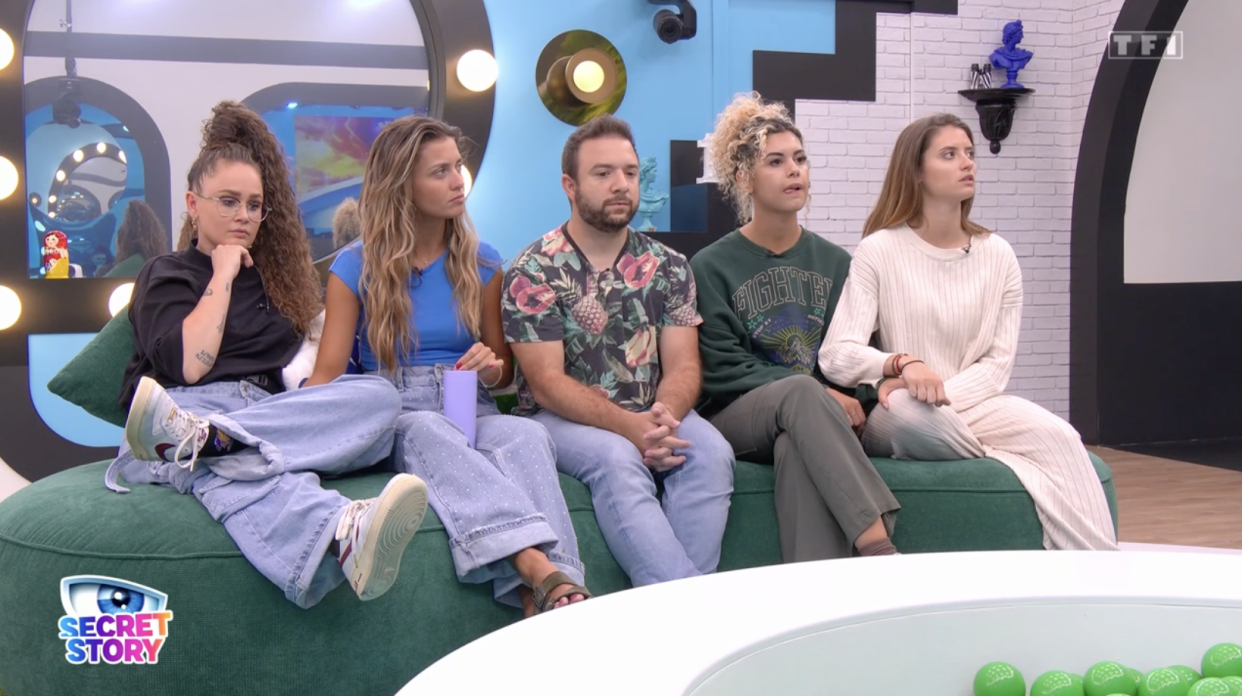 Francesca, Lou, Kelyan, Zoé et Justine sont dans la maison bleue de Secret story.