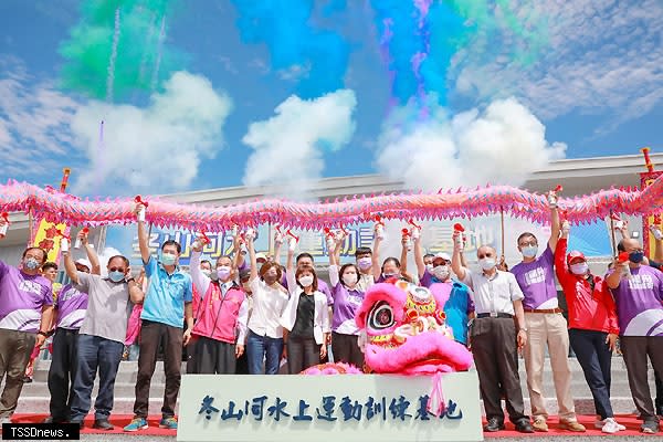 端午佳節，宜蘭縣政府在冬山河親水公園辦理端午祭江祈福儀式及冬山河水上運動訓練基地啟用典禮，縣長林姿妙主持。（圖：縣府提供）