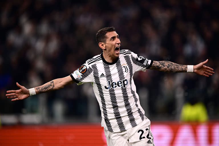 Ángel Di María celebra su gol ante Friburgo; es el cuarto tanto del argentino en la vigente UEFA Europa League