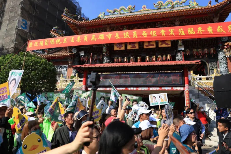 ▲高雄市長陳其邁、高雄市議會康裕成議長也率領20餘位市議員到場共同相挺請託，現場湧入數百名眾替高雄團隊加油，展現出高雄隊堅強陣容。(圖／賴清德競選部提供)