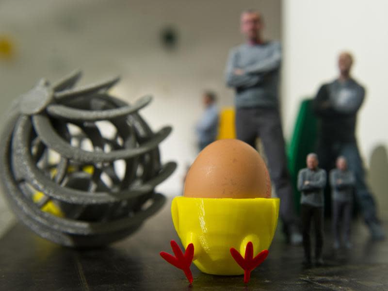 Alles aus dem 3D-Drucker: In dem Berliner Geschäft können Kunden Gegenstände wie Eierbecher oder kleine Doppelgänger von sich selbst in Auftrag geben. Foto: Ole Spata