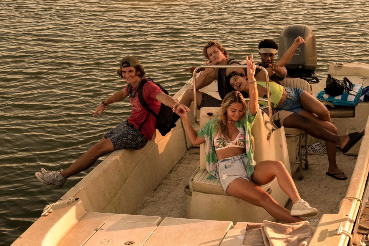 outer banks l to r chase stokes as john b, rudy pankow as jj, madelyn cline as sarah cameron, madison bailey as kiara and jonathan daviss as pope in episode 204 of outer banks cr jackson lee davisnetflix © 2021