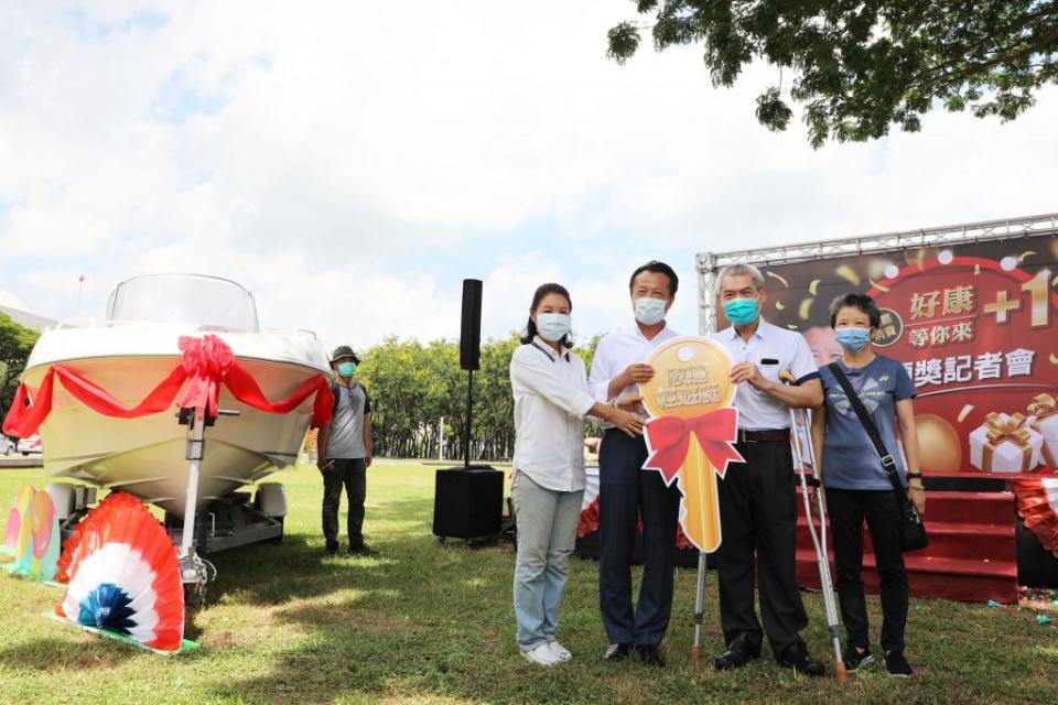 嘉義縣政府振興五倍券刺激消費辦理抽獎活動，二十四日舉辦頒獎，左為第二大獎輕遊艇。翁章梁與得主之雙親（右一、二﹚合影。（記者張誼攝﹚