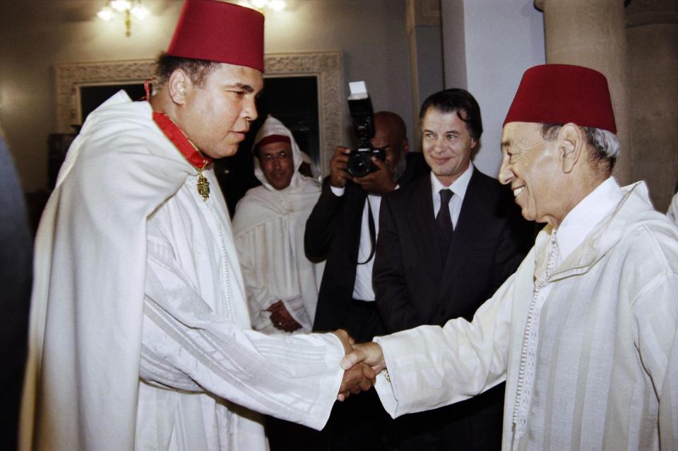 1998: Moroccan King Hassan II Salutes Ali