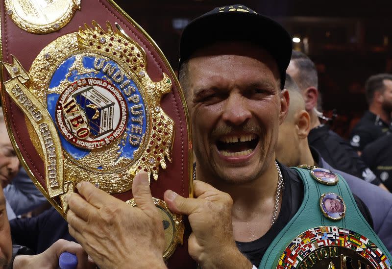 Oleksandr Usyk celebra con los cinturones tras derrotar a Tyson Fury y convertirse en campeón del mundo indiscutido de peso pesado, en el Kingdom Arena, Riad, Arabia Saudita