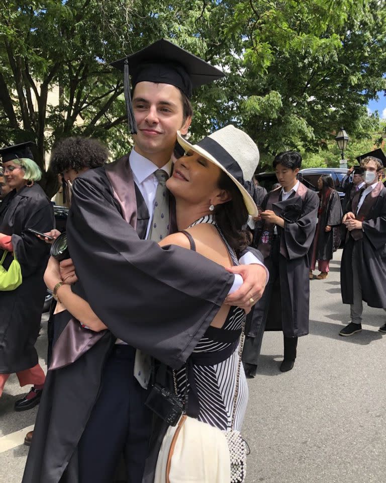 Dylan, hijo de Catherine Zeta-Jones y Michael Douglas se graduó de la carrera de Ciencias Políticas en la Universidad de Brown