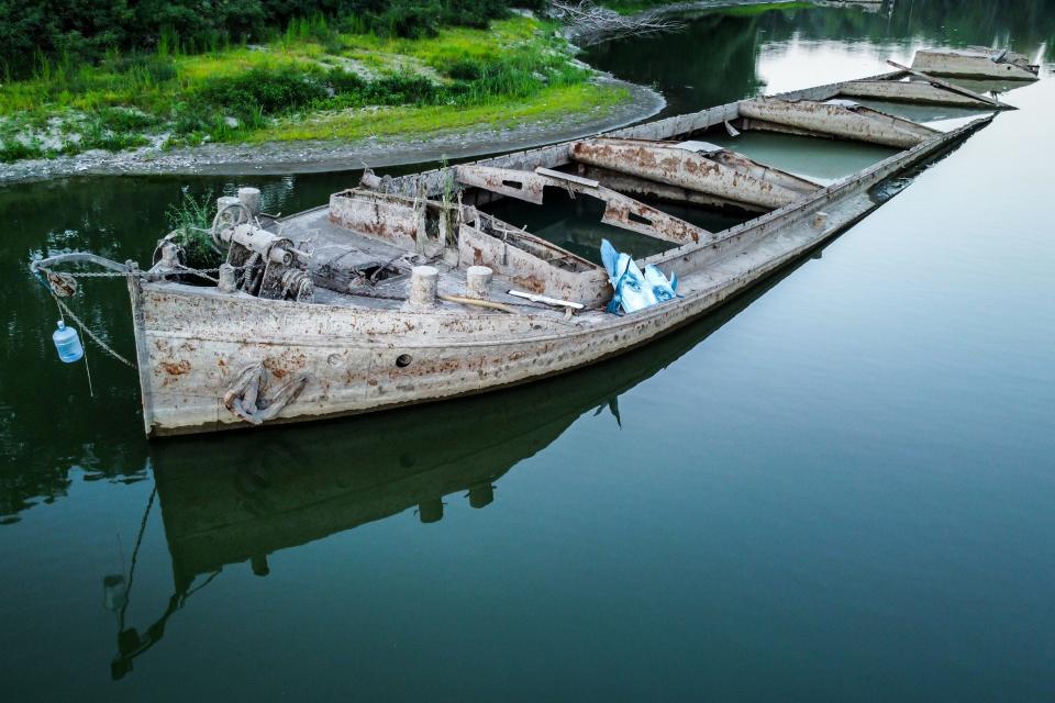 The barge was sunk during the Second World War by the Germans in 1943 and totally re-emerged due to the worst drought since the seventies which is affecting the Po river and the entire Po valley.