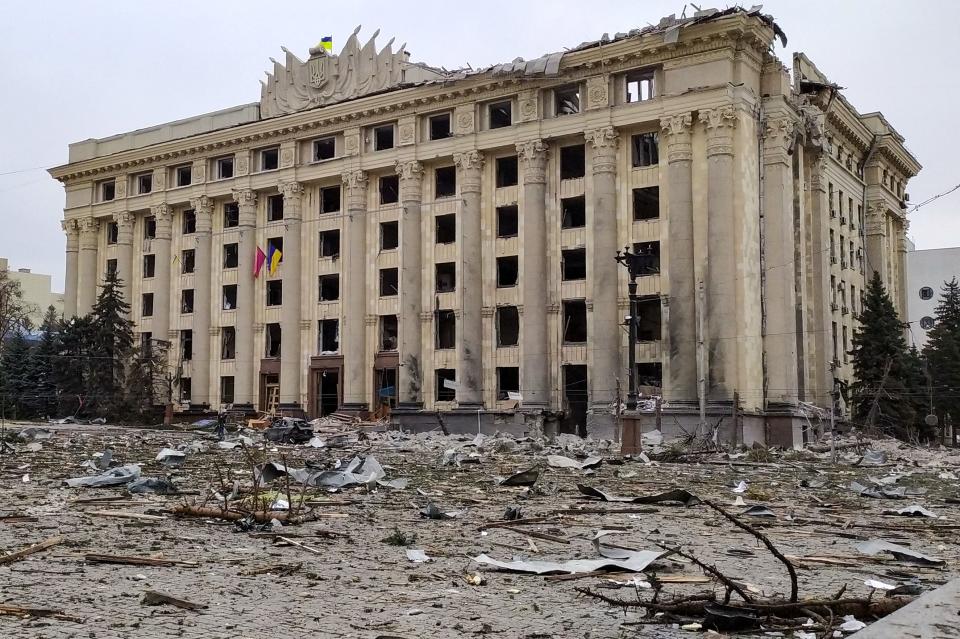 A view of the damaged headquarters of the Kharkiv administration hit by shelling in Kharkiv on March 1, 2022. - The central square of Ukraine&#39;s second city, Kharkiv, was shelled by advancing Russian forces Tuesday -- hitting the building of the local administration -- regional governor Oleg Sinegubov said. 