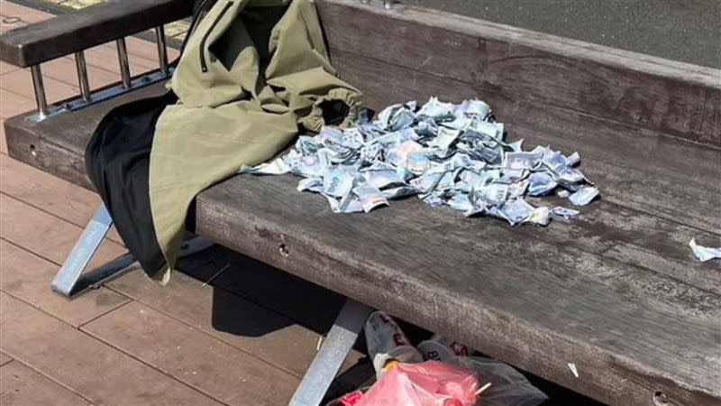 39歲謝姓男子在椅子上留下大量撕碎千元鈔票後，墜橋送醫不治。（圖／翻攝畫面）