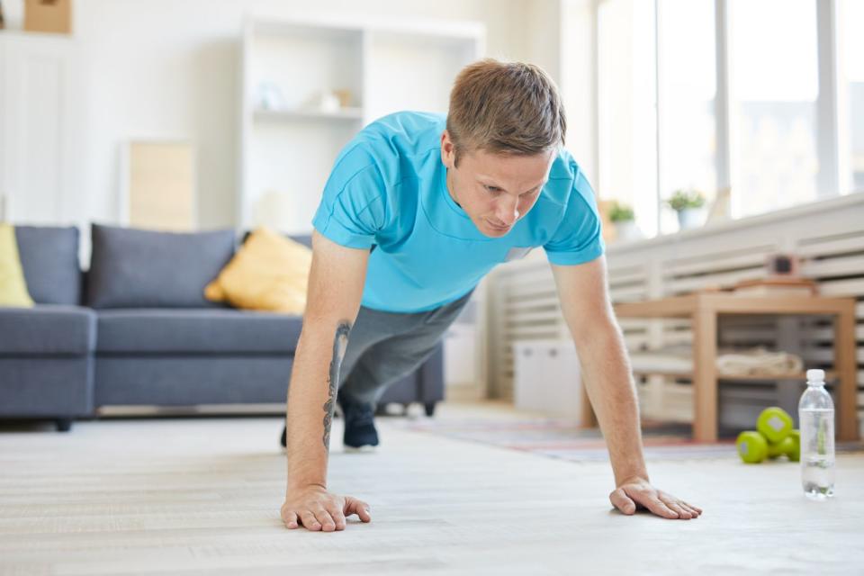 Begeben Sie sich in die Liegestützposition und halten Sie diese so lange, wie möglich. Wenn Sie sich währenddessen nach links oder rechts kippen, trainieren Sie zusätzlich Ihre Taille. Leichter wird die Übung, wenn Sie sich stattdessen auf den Knien oder den Unterarmen abstützen. (Bild: iStock / shironosov)