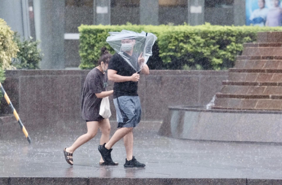 受軒嵐諾颱風影響，15縣市發布大豪雨特報。（郭吉銓攝）