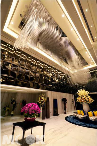 大廳天花板上的垂簾玻璃珠象徵埔里山巒的高低起伏（圖片提供／冠月精品旅館）