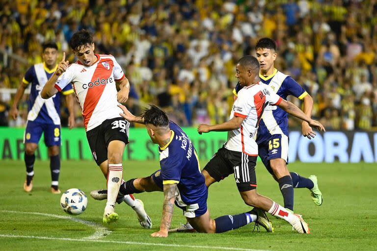 Rosario Central y River se cruzaron por la Copa de la Liga el mes pasado en la zona A y en Arroyito venció el local por 3-1; esta vez juegan por un lugar en la final.