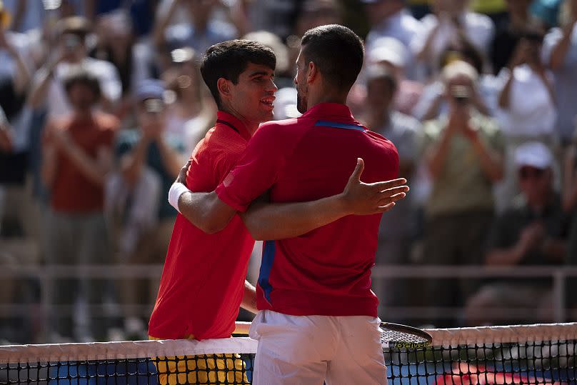 Djokovic y Alcaraz se saludan después de la final de tenis individual masculino en el estadio Roland Garros durante los Juegos Olímpicos de 2024 el 4 de agosto en París.