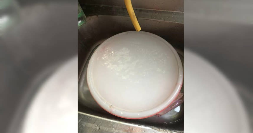 宜蘭三星鄉民眾反映水龍頭最近會流出「白濁洗米水」。（圖／翻攝自臉書社團三星大小事）