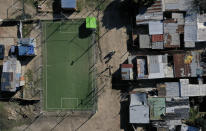 Una cancha de fútbol en el barrio de Villa Azul, que ha sido cerrada por el confinamiento para frenar el avance de la pandemia de COVID-19, en Buenos Aires, Argentina, el domingo 14 de junio de 2020. (AP Foto/Gustavo Garello)