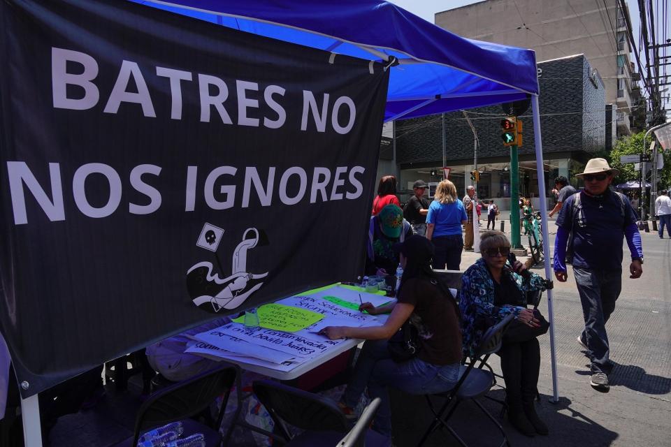 CIUDAD DE MÉXICO, 10ABRIL2024.- Por segundo día consecutivo, vecinos de la alcaldía Benito Juárez, en específico de la colonia Narvarte, cerraron Avenida Insurgentes y su cruce con Ohio para exigir a las autoridades se hagan las revisiones pertinentes del agua potable que llega a sus hogares debido a que supuestamente el líquido presenta olor a gasolina. | FOTOS: ROGELIO MORALES /CUARTOSCURO.COM