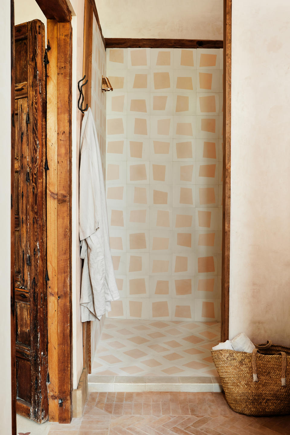 10. Use wall tiles to bring life to a bathroom