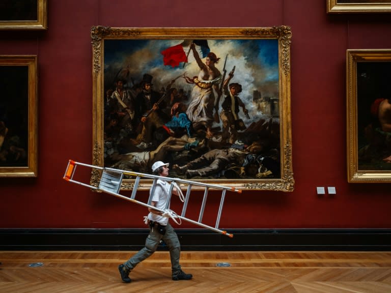 Die barbusige Freiheitsfigur mit der französischen Flagge in der Hand hat ihre ursprünglichen Farben wieder: Nach sechsmonatiger Restauration ist das berühmtes Monumentalgemälde von Eugène Delacroix wieder im Louvre zu sehen. (Dimitar DILKOFF)