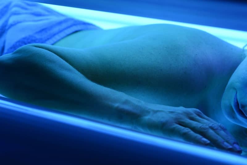 Brazil and Australia have implemented bans on commercial use of sunbeds, and yet in most other countries around the world, this cancer-causing cosmetic trend is still booming. Campaigners in the UK are now calling for graphic warnings like on packs of cigarettes. Felix Kästle/dpa