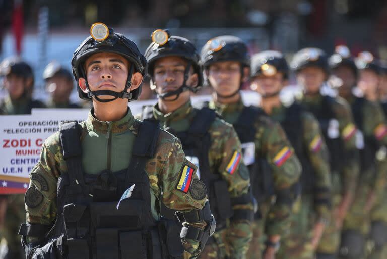 Soldados del Ejército durante un desfile en Caracas con el material que se utilizará en las elecciones del 28 de julio