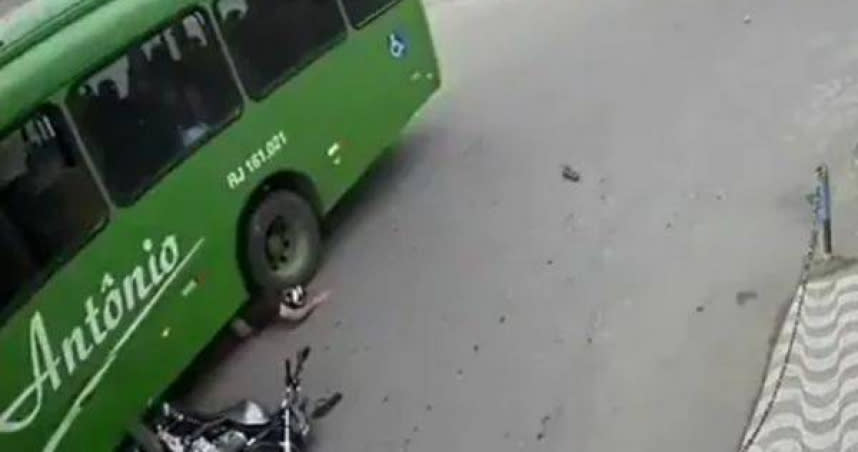 巴西日前發生一起驚險車禍，騎士險些被公車爆頭。（圖／翻攝推特@Imgoldy18）