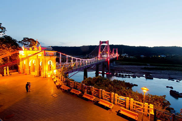 橫跨大漢溪的大溪橋，日夜景都相當美麗