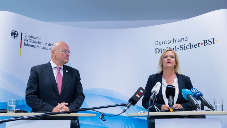 Nancy Faeser (SPD), Bundesinnenministererin, steht bei einem Besuch im Bundesamt für Sicherheit in der Informationstechnik (BSI) neben Arne Schönbohm, Präsident des BSI. - Copyright: picture alliance/dpa | Rolf Vennenbernd