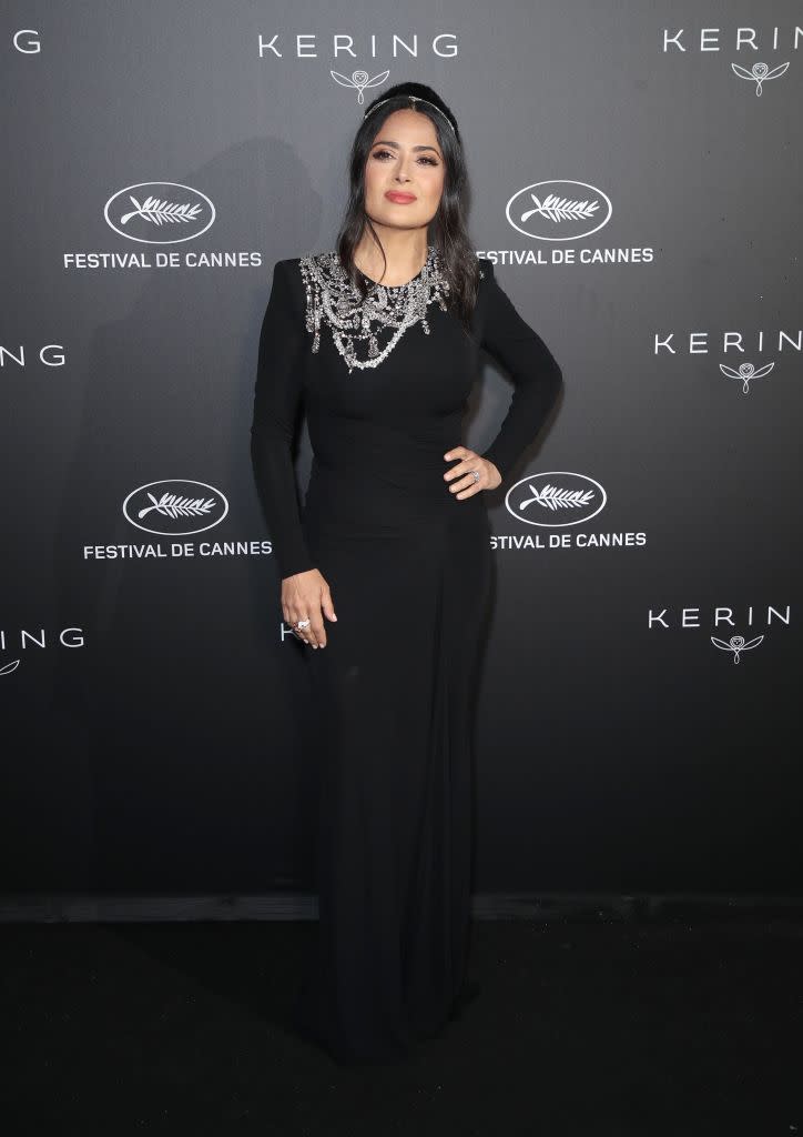 Salma Hayek a fait sensation lors du dîner organisé par le groupe Kering. L'actrice mexicano-américaine, qui a lancé avec son époux François-Henri Pinault le programme "Women in Motion", a montré l’importance des accessoires. Sa robe noire aux lignes classiques scintillait de mille feux grâce au précieux plastron-trompe l’œil. La comédienne engagée a également agrémenté sa coiffure d’un scintillant bijou capillaire.