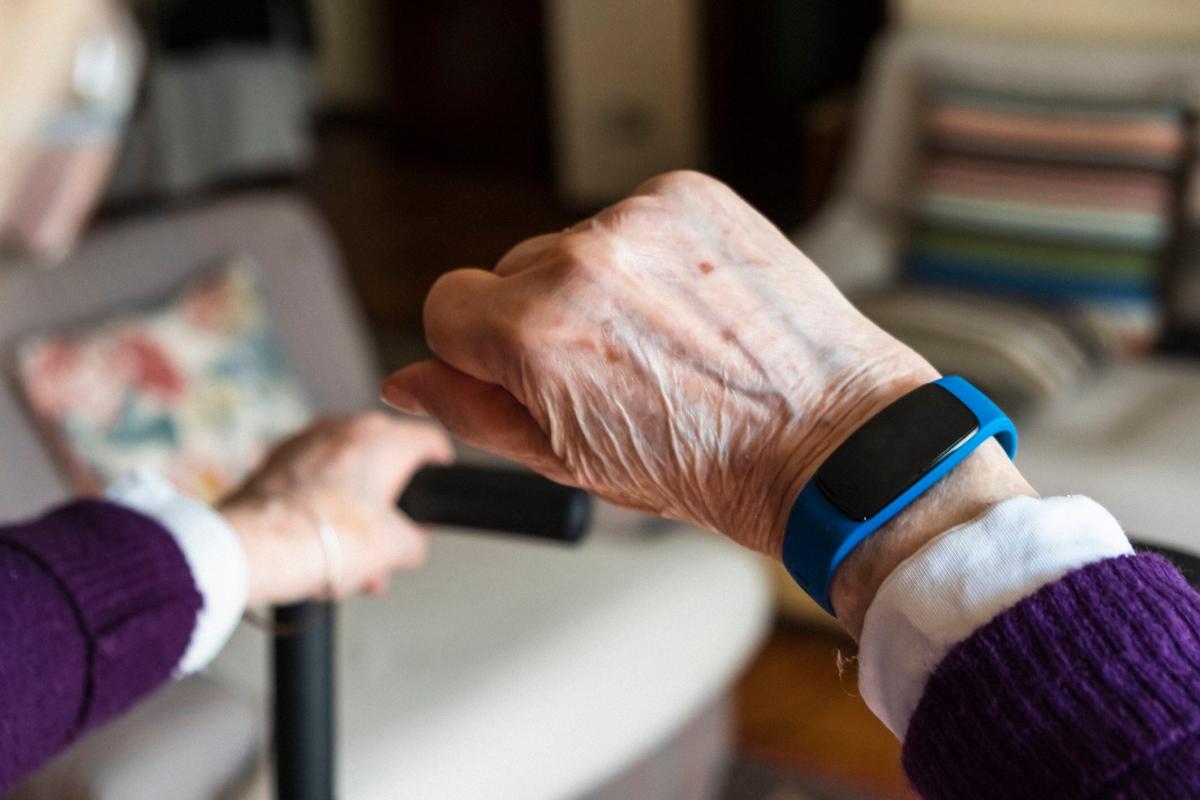 Salud Digital  FDA autoriza el primer smartwatch que mide presión arterial